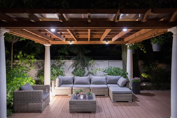 Kerti pavilon, kényelmes kerti bútorokkal — Stock Fotó