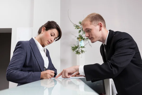 Mannelijke receptioniste tijdens werk — Stockfoto