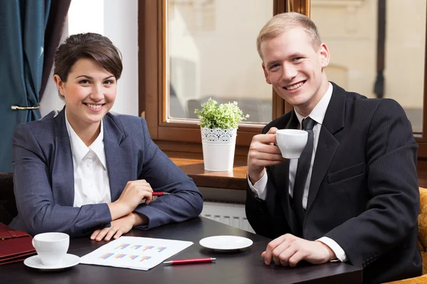 Empresarios en reunión de negocios en cafetería — Foto de Stock