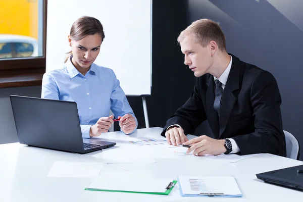 Büroarbeiter sitzen — Stockfoto