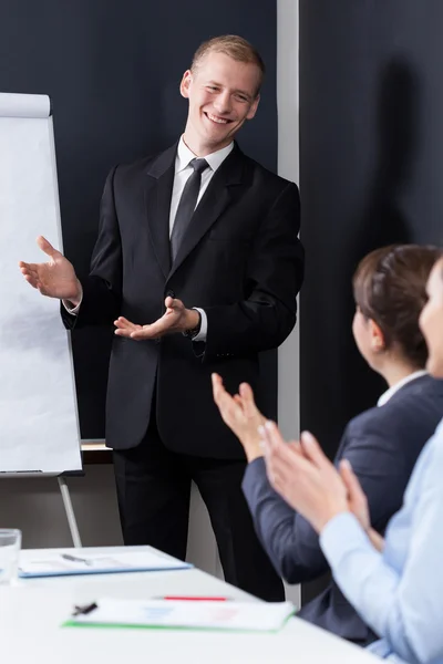 Uomo dopo la presentazione di successo — Foto Stock