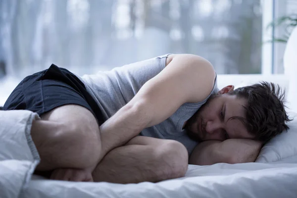 Hombre con trastornos del sueño — Foto de Stock