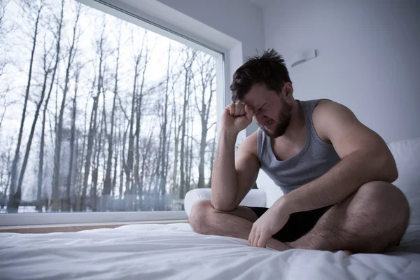 El hombre no puede quedarse dormido — Foto de Stock