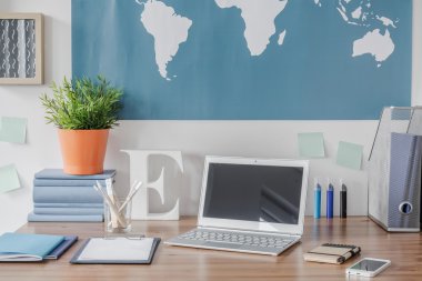 Masanın üstünde açık defter