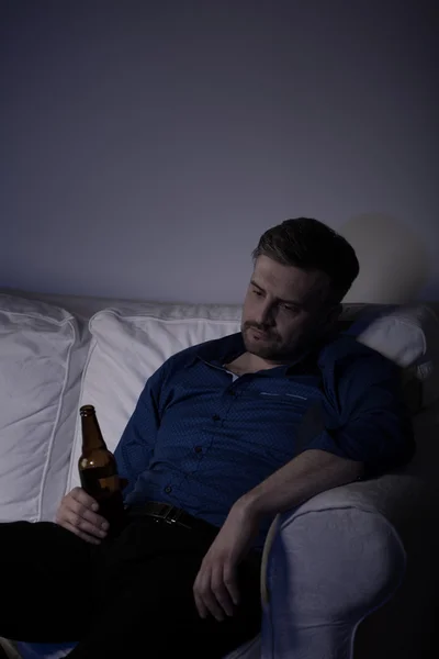 Człowiek zasypia z butelki — Zdjęcie stockowe