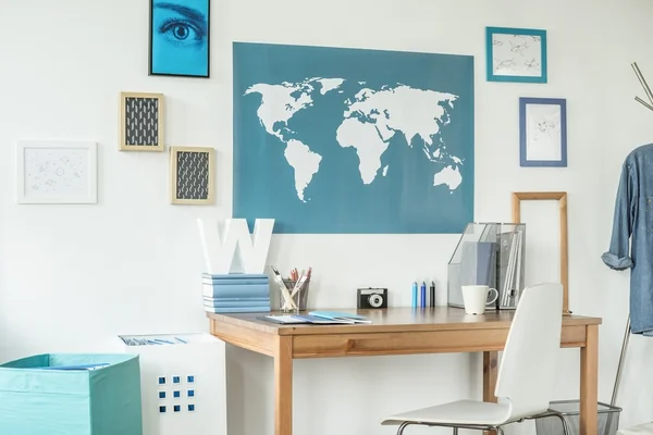 Ontworpen werkruimte met kaart van de wereld — Stockfoto