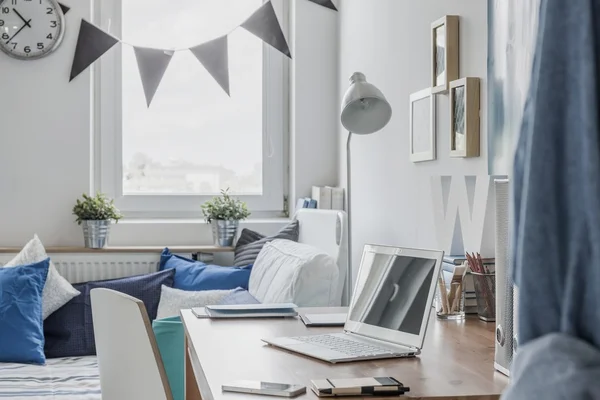 Escritorio en habitación adolescente —  Fotos de Stock