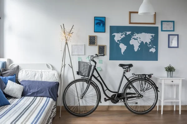 Retro fiets in tiener slaapkamer — Stockfoto