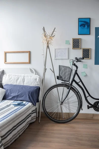 Bicicleta en dormitorio moderno — Foto de Stock