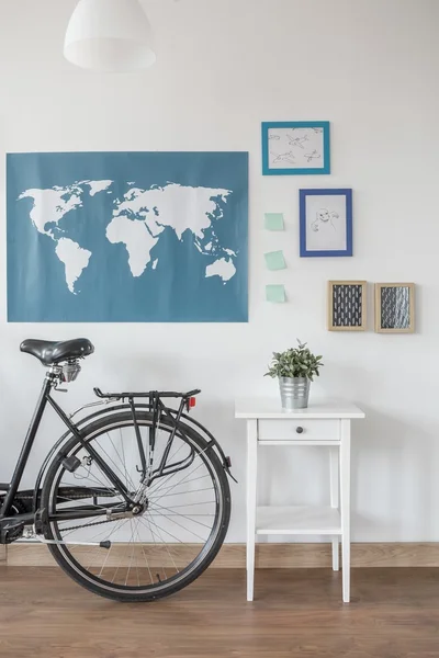 Велосипед в сучасній стильній кімнаті — стокове фото
