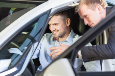 İstemci yeni arabada oturan