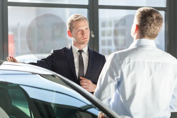 Agente di auto parlando con il cliente — Foto Stock