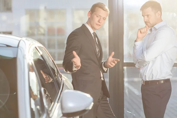 Autohändler bietet teures Fahrzeug an — Stockfoto