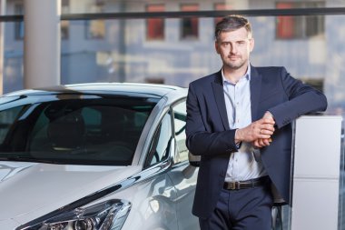 Adam yeni araç tarafından ayakta