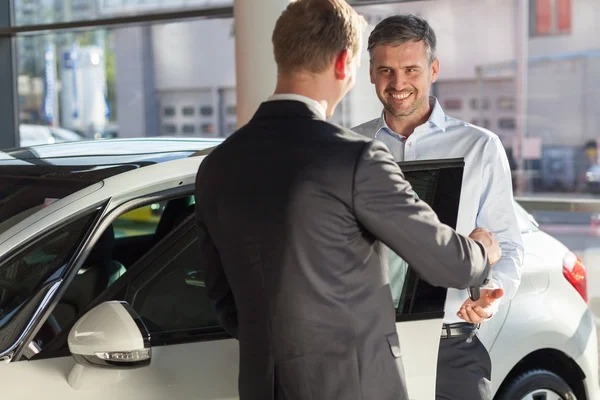 Zralý muž nákup nové auto — Stock fotografie