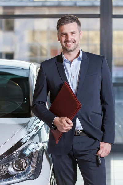 Lächelnd schöner Autovermittler — Stockfoto