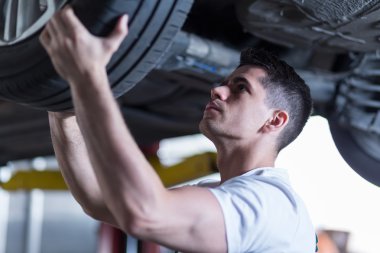 Otomotiv teknisyeni bir tekerlek değiştirme