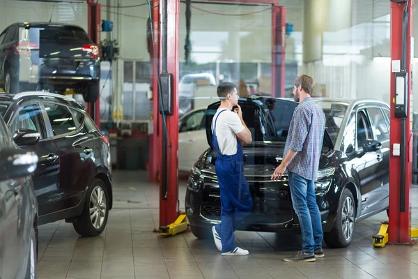 Man visiting repair shop — Stock Photo, Image