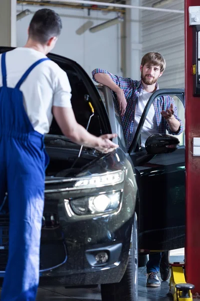 Automechaniker bei der Wartung eines Autos — Stockfoto