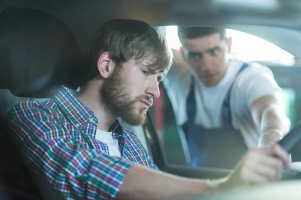 Man sitting in a car — Stock Photo, Image