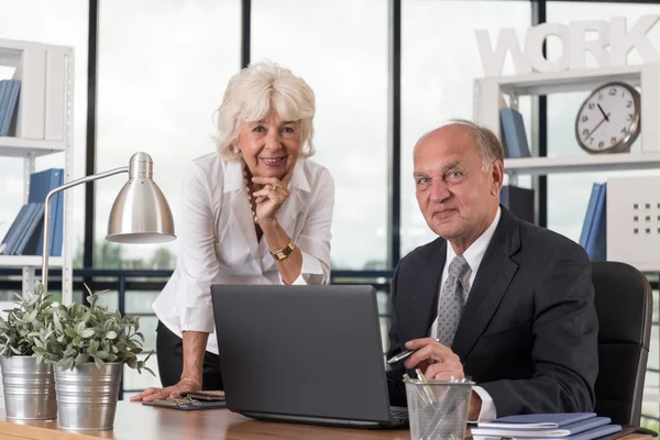 Ancianos felices en la oficina — Foto de Stock