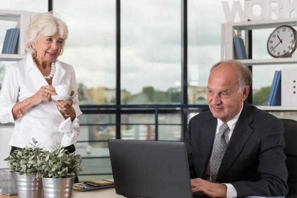 Mujer madura en la oficina — Foto de Stock