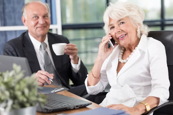 Paar van volwassen ondernemers — Stockfoto