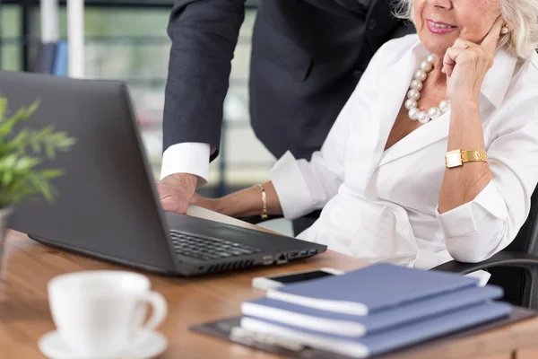 Casal de idosos trabalhando no laptop — Fotografia de Stock