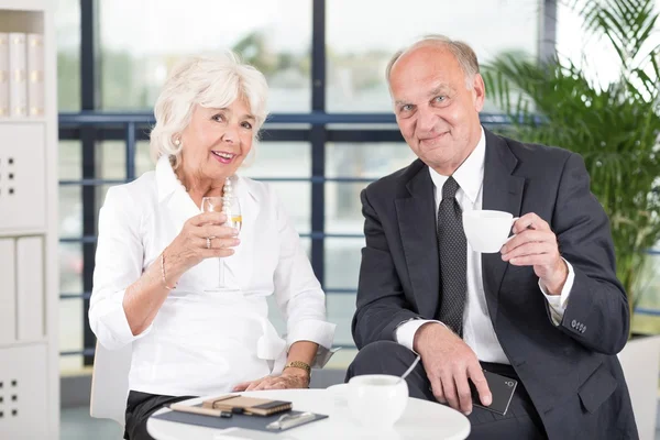 Paar van volwassen bedrijf werknemers — Stockfoto