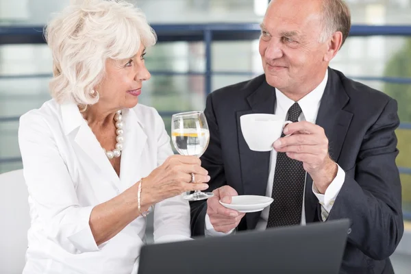 Empresarios de edad avanzada durante reunión — Foto de Stock