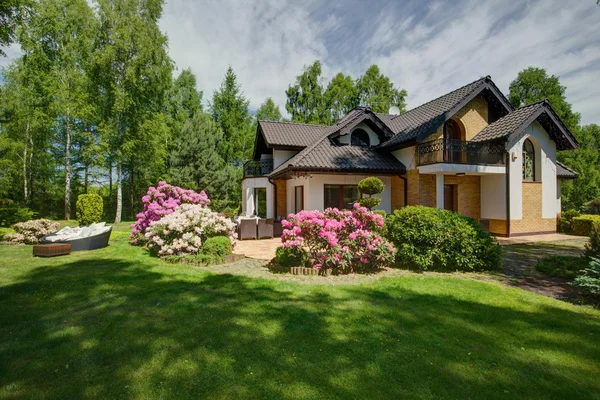 Detached house with beauty garden — Stock Photo, Image