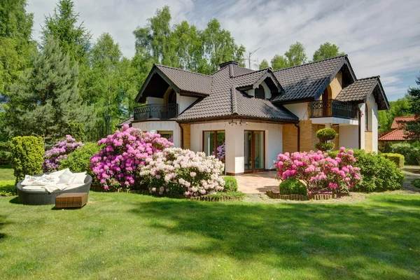 Piękny dom z ogrodem — Zdjęcie stockowe
