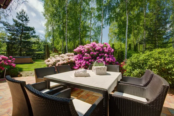 Mobília de pátio em belo jardim — Fotografia de Stock