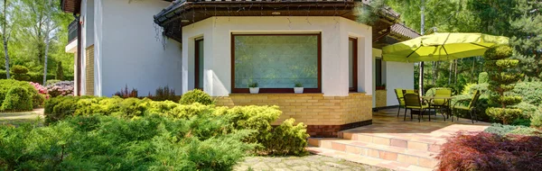 Fristående hus med vackra terrass — Stockfoto
