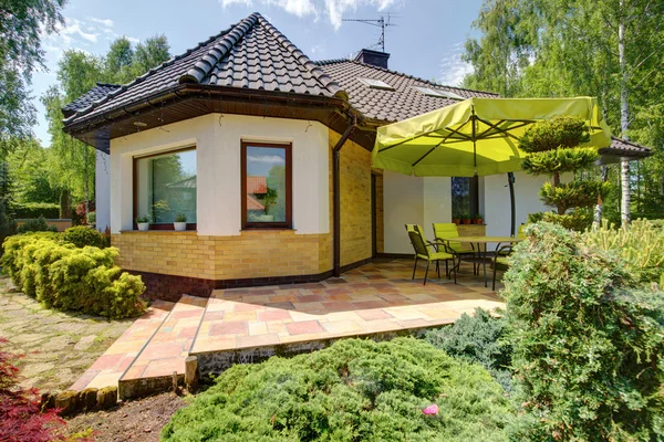 Einfamilienhaus mit Terrasse — Stockfoto