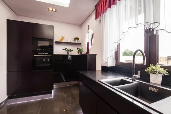 Brown cupboards in luxury kitchen — Stock Photo, Image