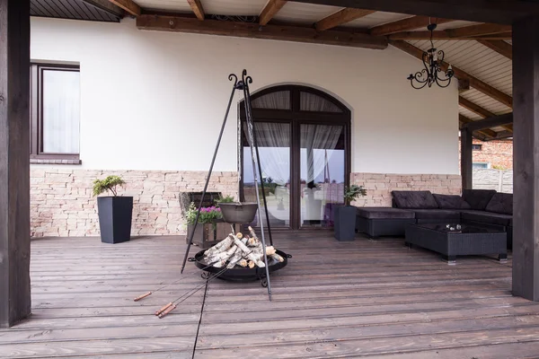 Moderno patio con chimenea — Foto de Stock