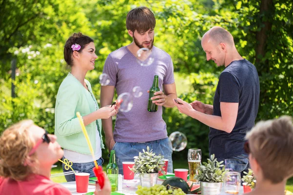 Друзья наслаждаются вечеринкой в саду — стоковое фото