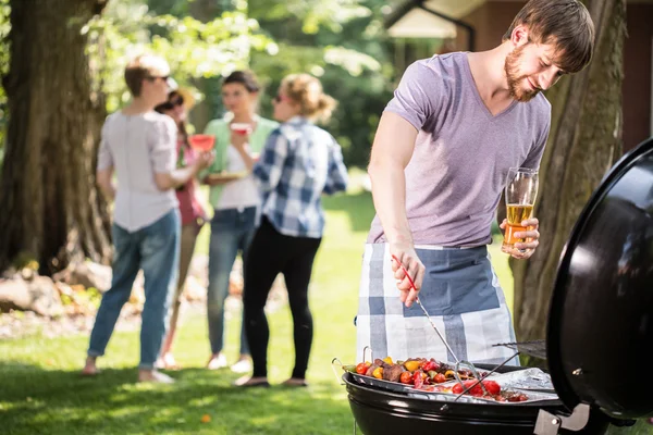 Young man doing barbecue — Stock Photo, Image