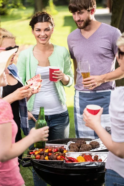 Amigos felices haciendo barbacoa — Foto de Stock