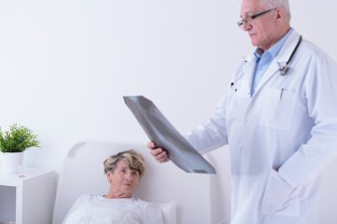 Xray fotoğrafa bakarak