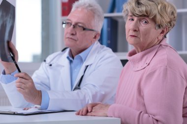 Yazık ki yaşlı kadın