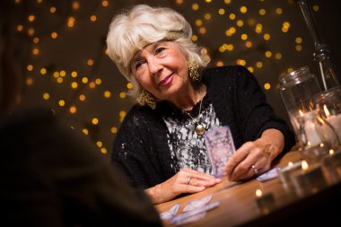 Gülümseyen kadın Bilici