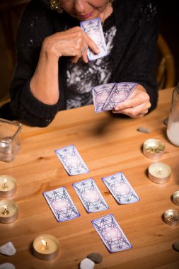 Tarot kartları kullanan sihirli kadın