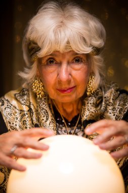 Falcı geleceği tahmin