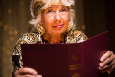 Sihirli kadın okuma büyü 