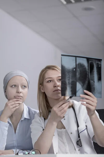 Arzt und Testergebnisse — Stockfoto