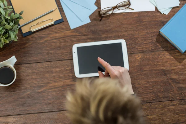 Vrouw die tablet gebruikt — Stockfoto