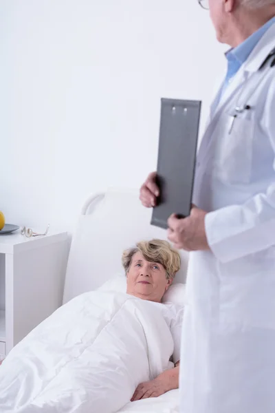 Ältere Frau im Krankenhaus — Stockfoto