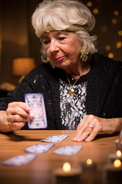 Telling fortune from cards — Stock Photo, Image